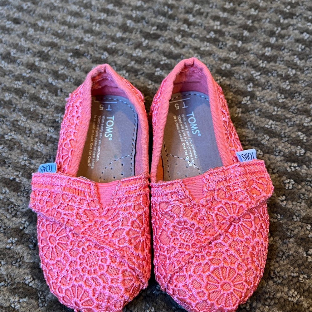 🧡TOMS Alpargata Crochet Floral Print Slip on shoes Size T5 EUC!🧡